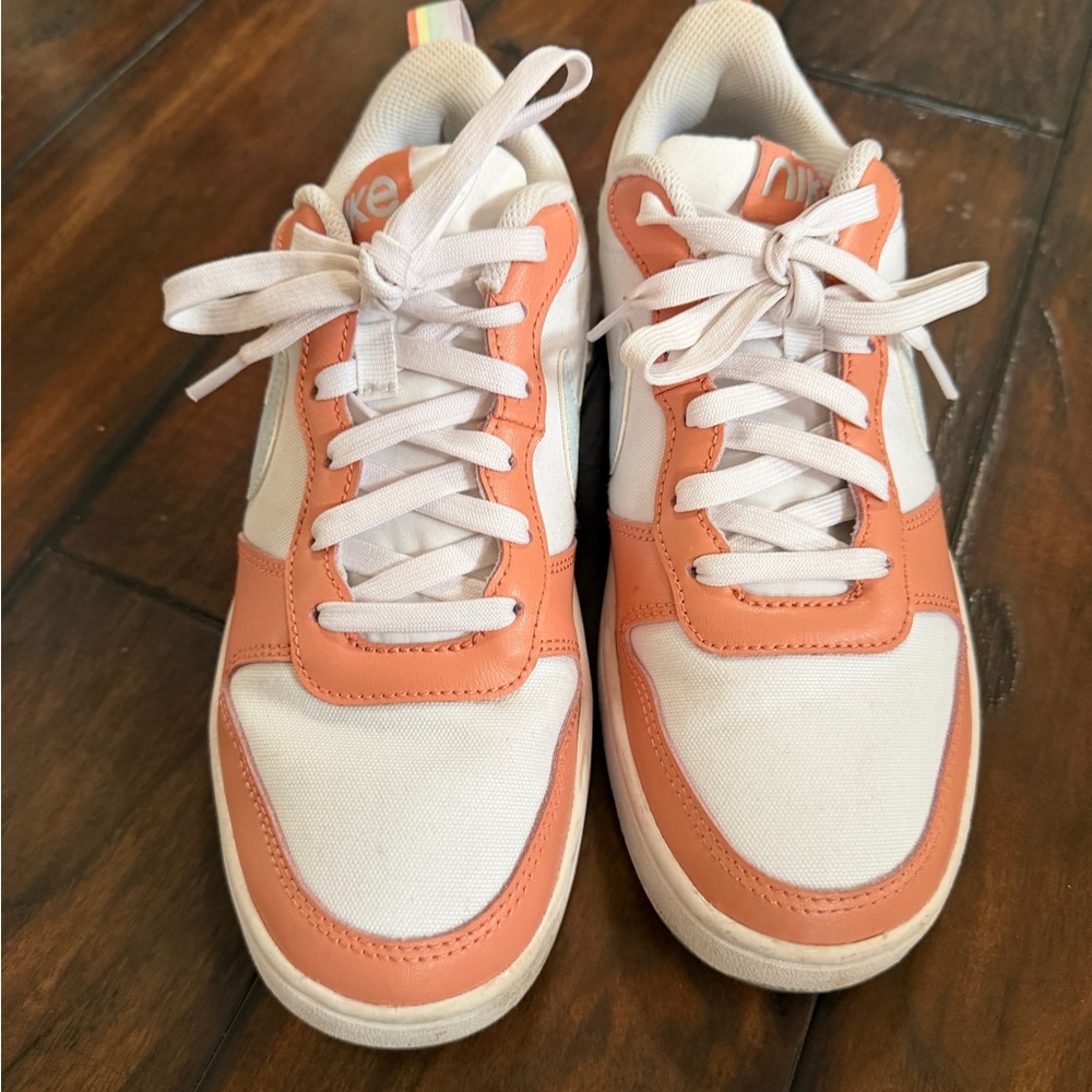 Nike Big Kid's Court Borough. Youth size 6 - Picture 3 of 6